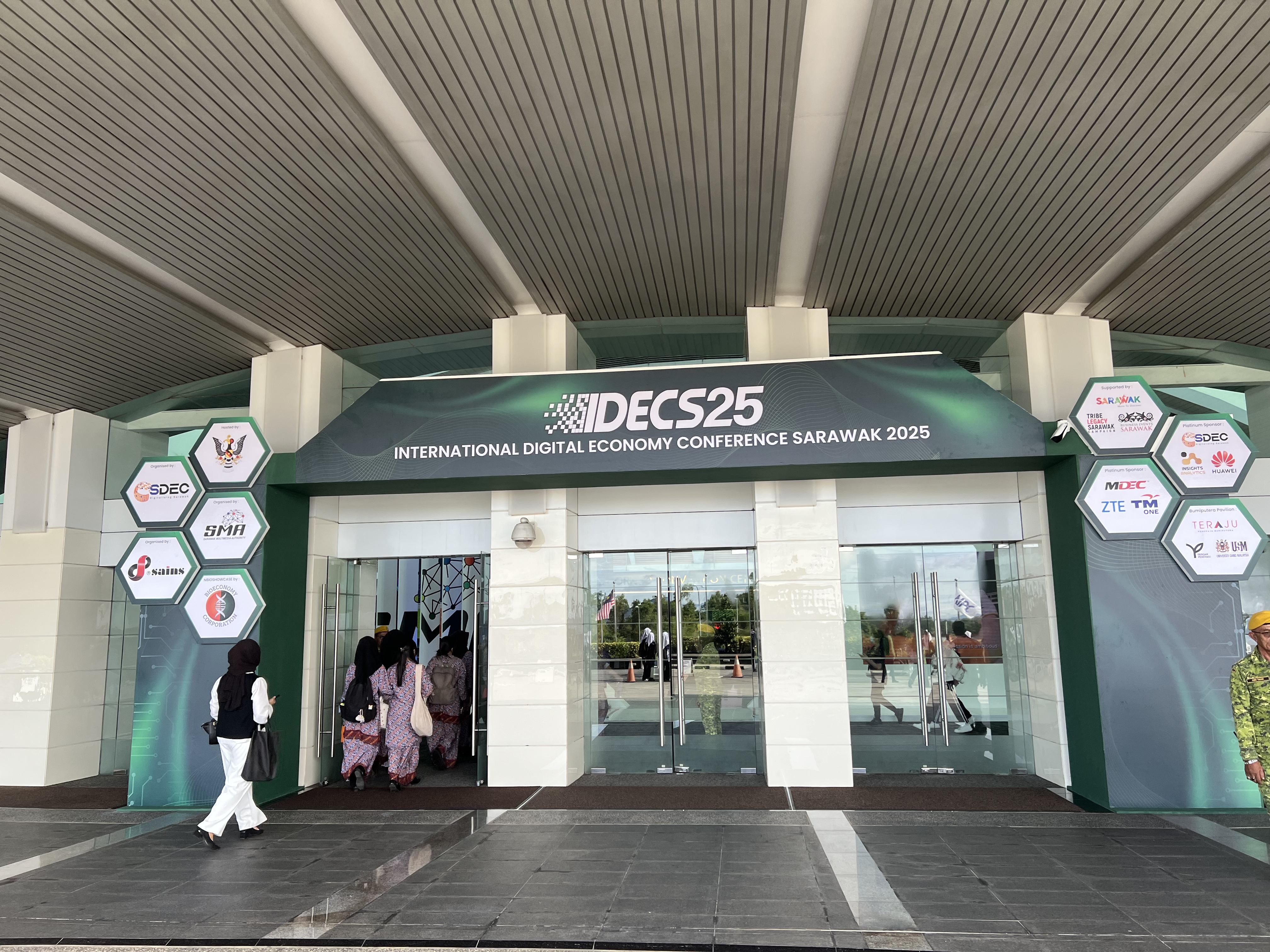 IDECS 2025 | 震有科技亮相东南亚数字盛会,以光网与应急创新方案融绘数字未来 IDECS 2025 | 震有科技亮相东南亚数字盛会,以光网与应急创新方案融绘数字未来